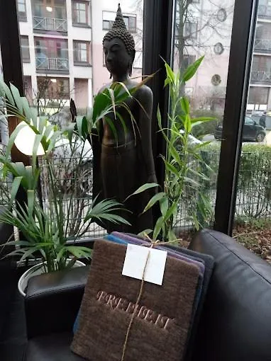 1A 3 Comfortable Room, Private Calm Apartment, Next To City Center, Inclusive Private Car Park, Full Equipped Kitchen, 100Mbps Wifi, One Minute To Tram Station, Smart Tv, Etc! Whatsapp Support, No Additional Costs! Mannheim 0*,